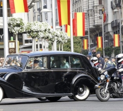 Sus Majestades los Reyes se dirigen al Cogreso de los Diputados